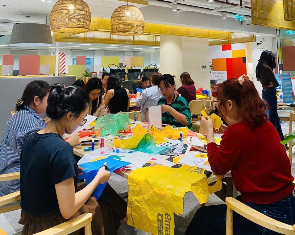 Người tham gia thực hành tái chế tại workshop Limloop